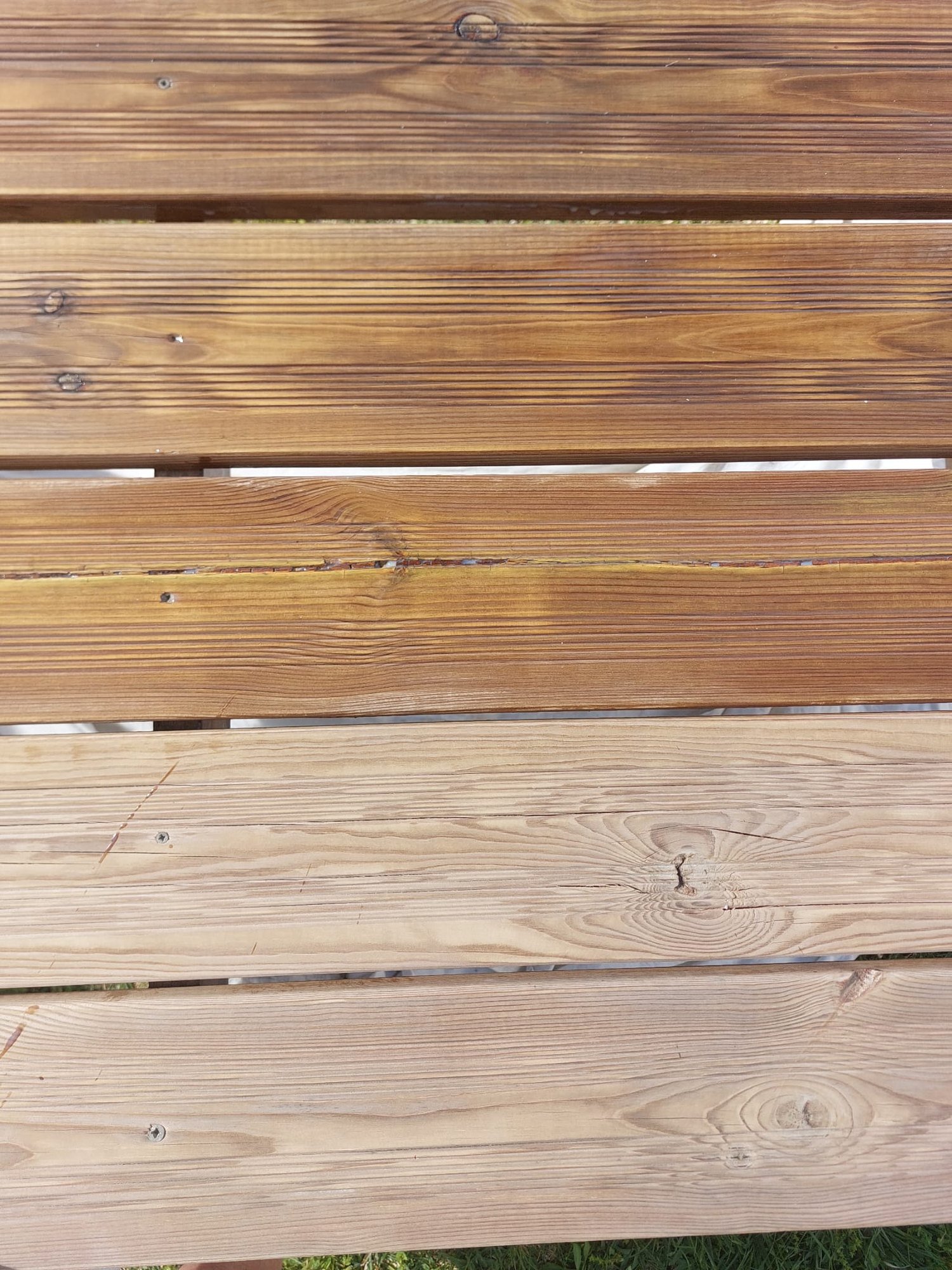 Detalle de tablones de madera lijados y preparados para su acabado
