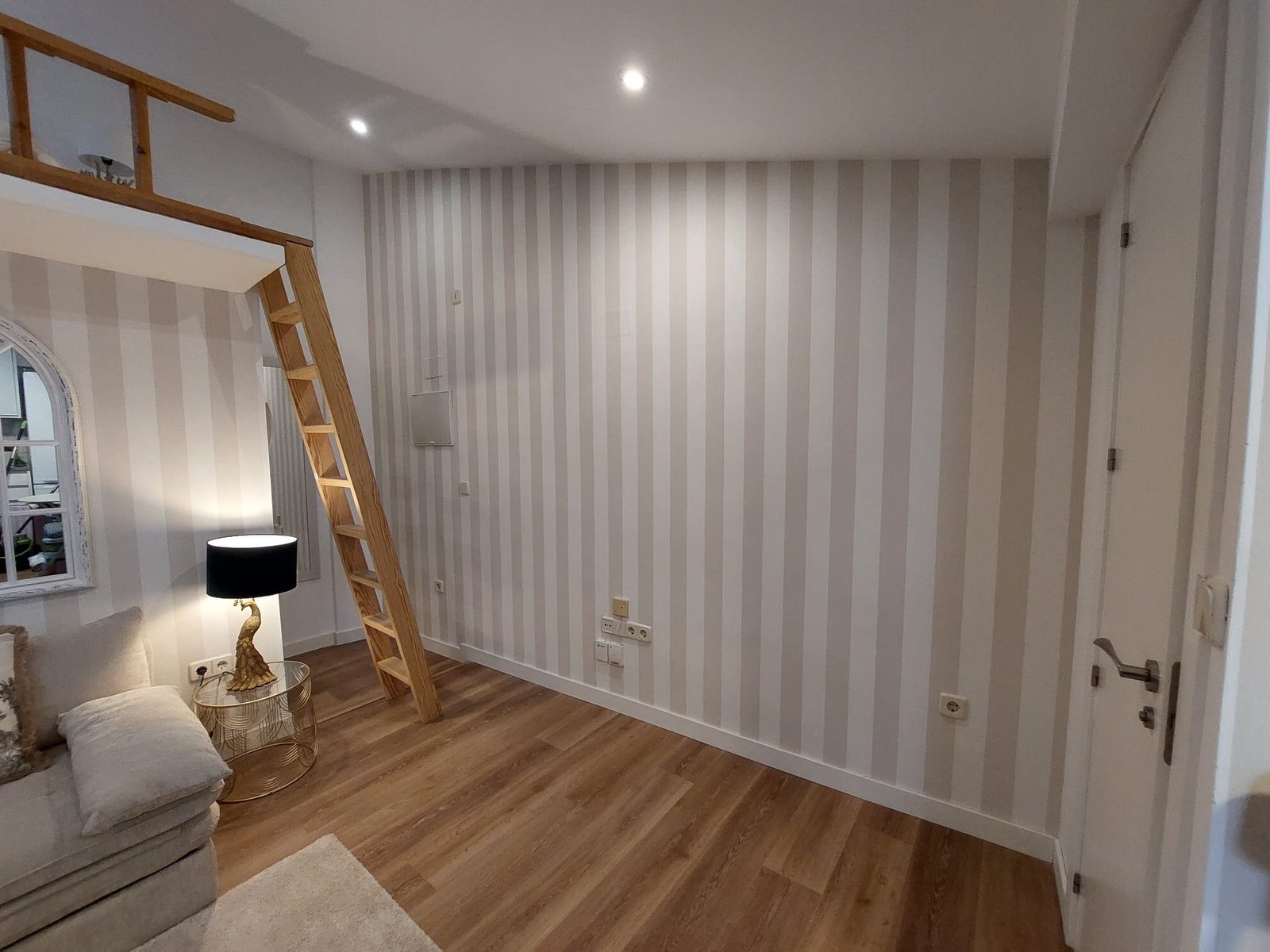 Dormitorio juvenil con papel pintado de rayas beige y litera de madera