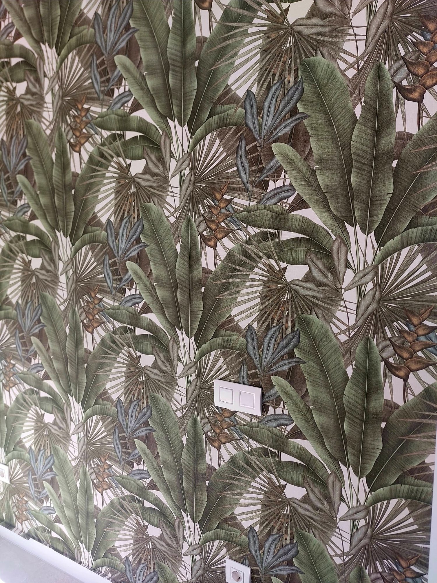Detalle de papel pintado tropical con hojas verdes y grises