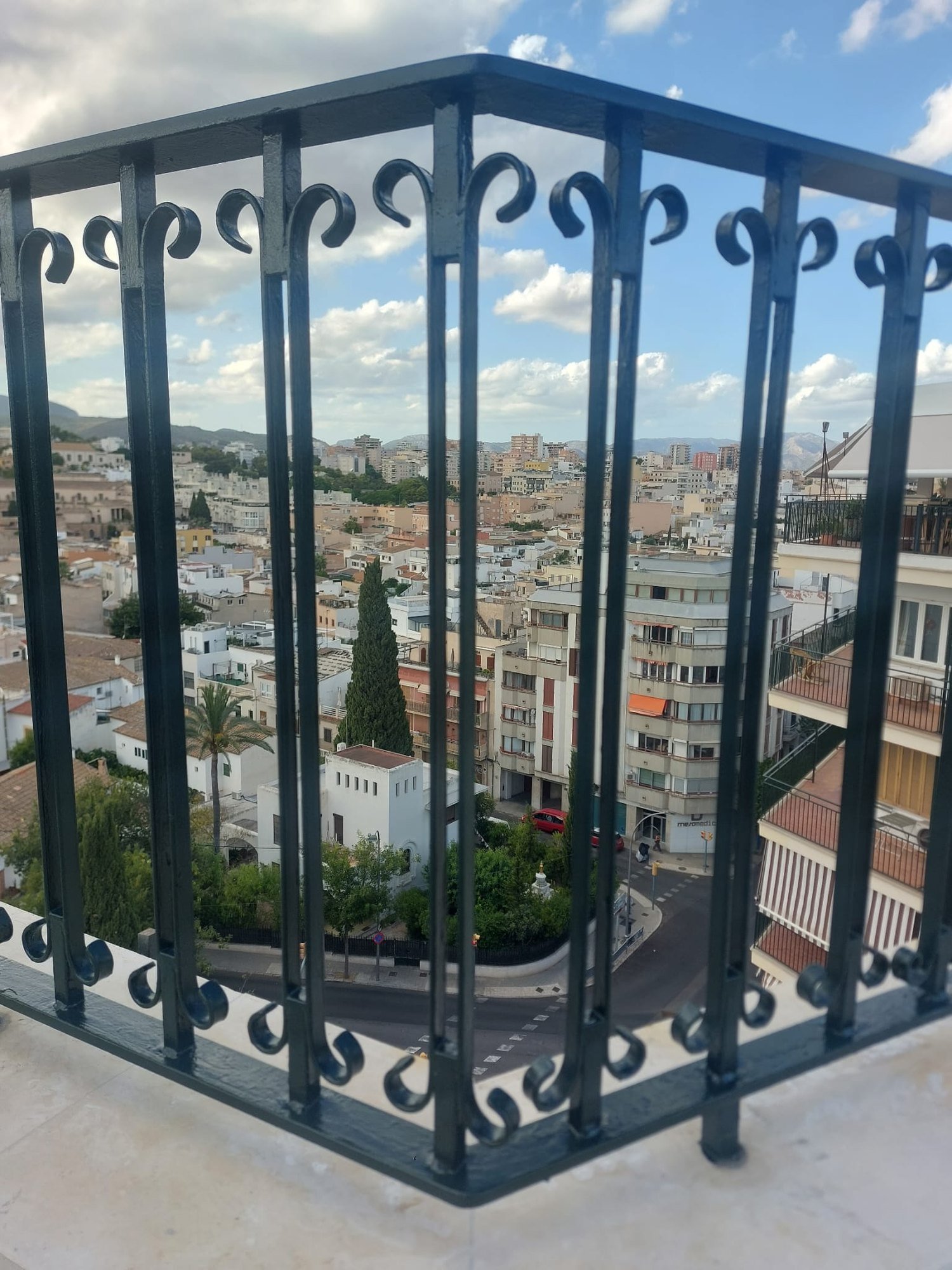 Barandilla de hierro forjado pintada en una terraza con vistas a Palma de Mallorca